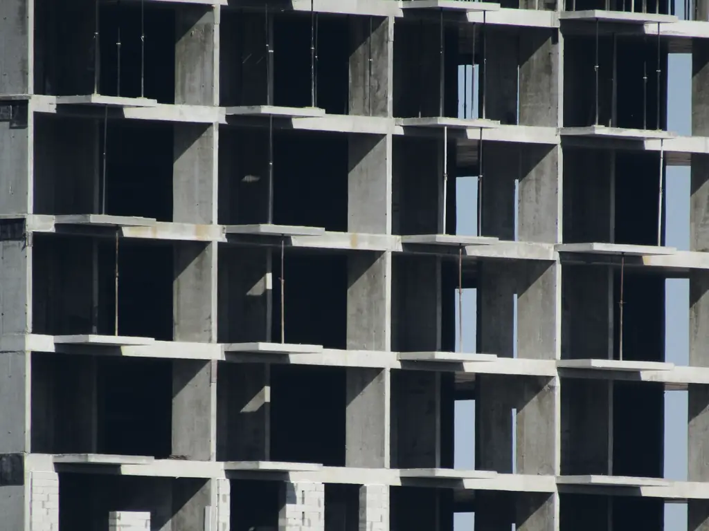 Ossature en béton armé d'un immeuble en construction