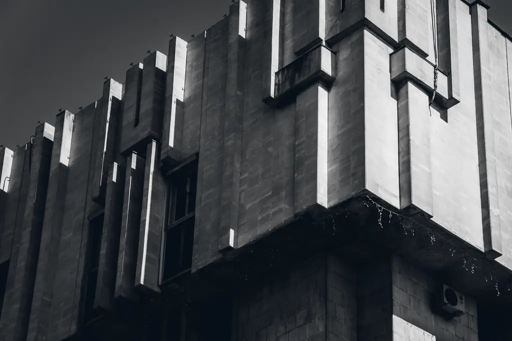 Façade en béton d'un immeuble, vue en contre-plongée